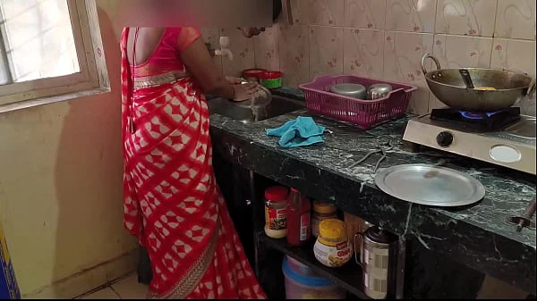 देसी भाभी रसोई में काम कर रही तभी वहा का नौकर ने उसको चोद दिया